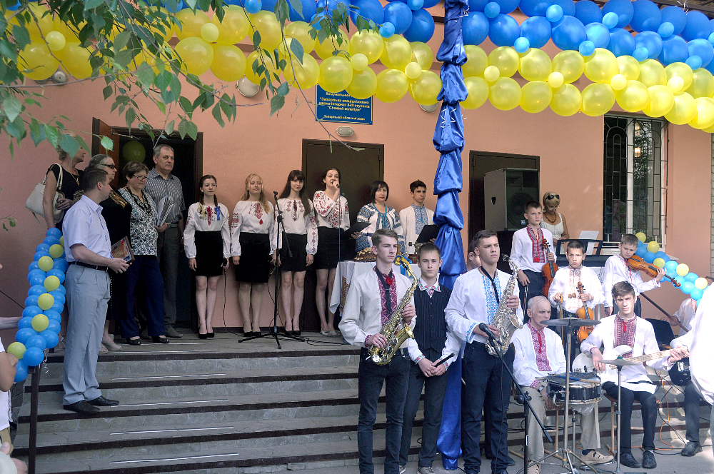 Українські школярі хочуть замість випускного допомогти бійцям АТО - фото 5