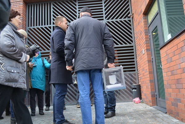 Корбан у Дніпропетровську не пустив членів виборчкому додому - фото 1