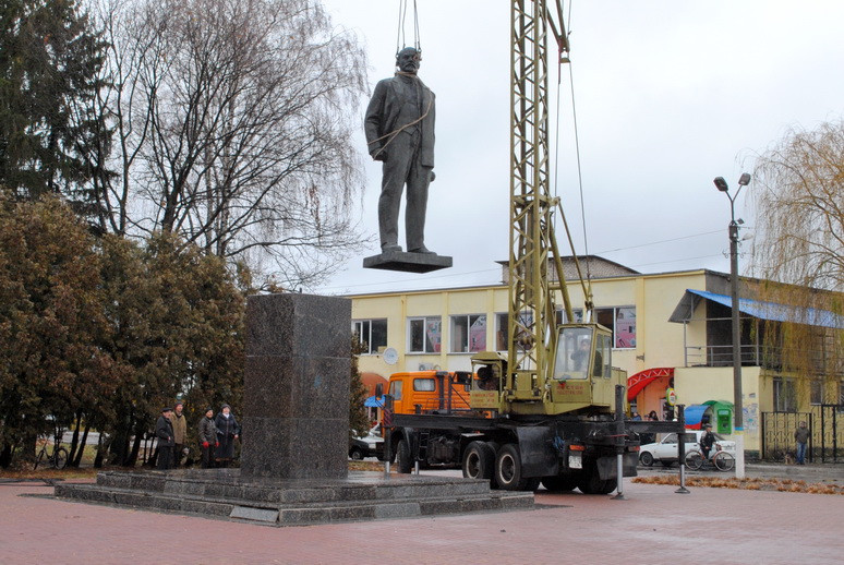 У Ямполі на Сумщині пам’ятник Леніну декілька годин пручався "декомунізаторам"  - фото 4