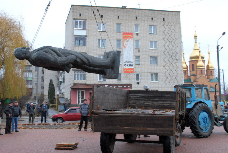 У Ямполі на Сумщині пам’ятник Леніну декілька годин пручався "декомунізаторам"  - фото 6