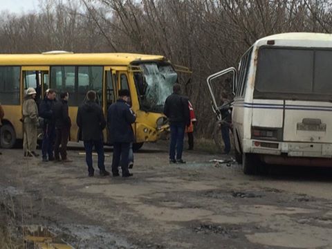 На Львівщині зіткнулися два автобуси: постраждали понад 20 людей - фото 1