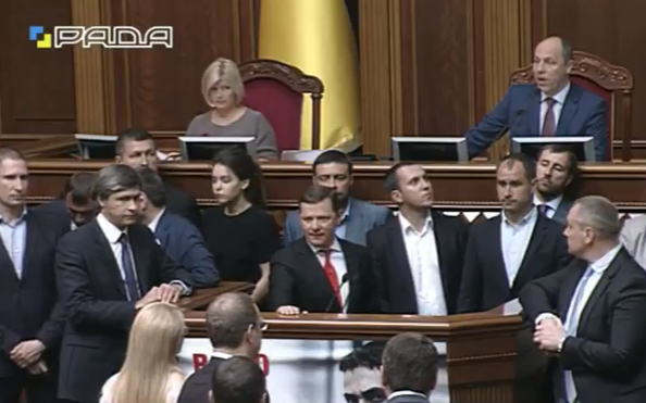 Ляшко і Тимошенко заблокували трибуну Ради - фото 2