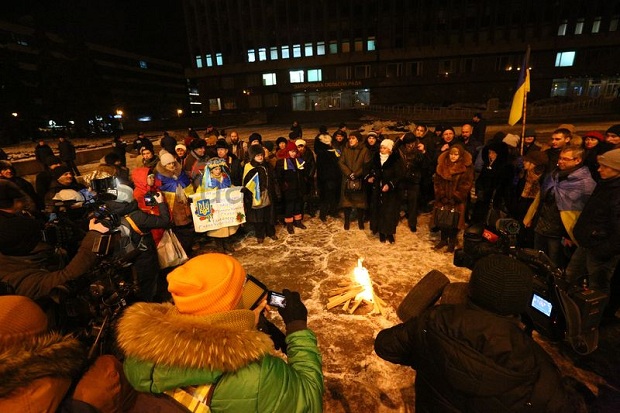 Понад двісті запоріжців зібралися сьогодні, 26 січня, на площі Героїв біля ЗОДА, щоб відзначити другу річницю розгону запорізького Майдану - фото 2