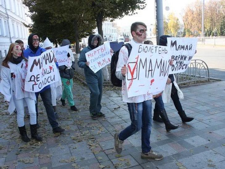 Місцеві зомбі прийшли до Полтавського мера Мамая - фото 1 Місцеві зомбі прийшли до Полтавського мера Мамая - фото 1