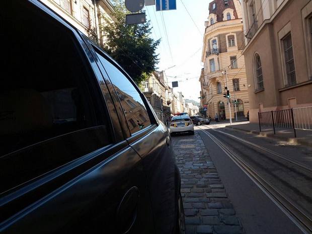 Поліція перекрила центр Львова (ФОТО) - фото 1