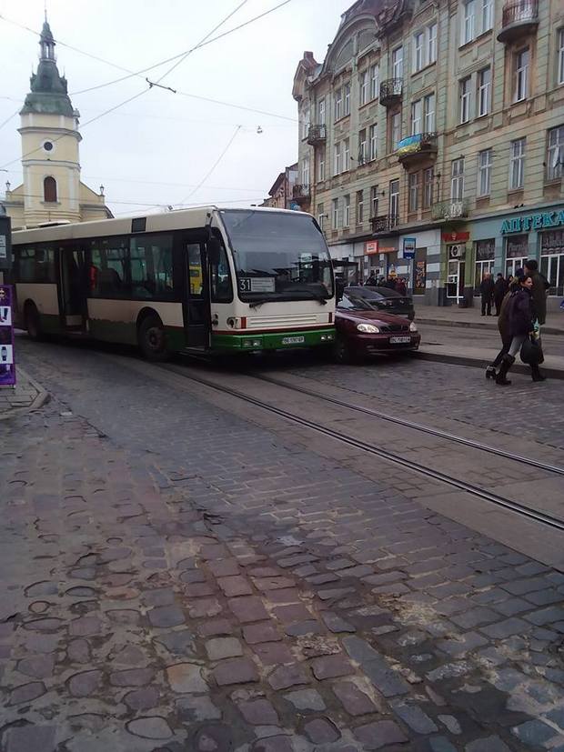 У центрі Львова маршрутка вчинила ДТП - фото 1