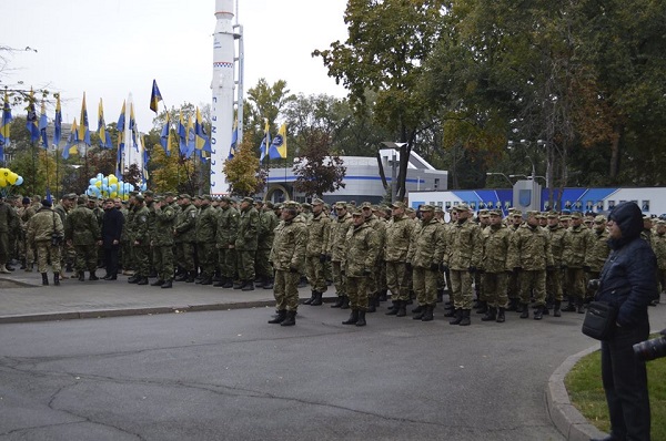 Центром Дніпропетровська пройшов марш трьох сотень захисників - фото 1