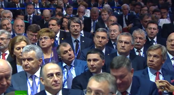 Як кримські маріонетки розвісили вуха, слухаючи Путіна  - фото 1