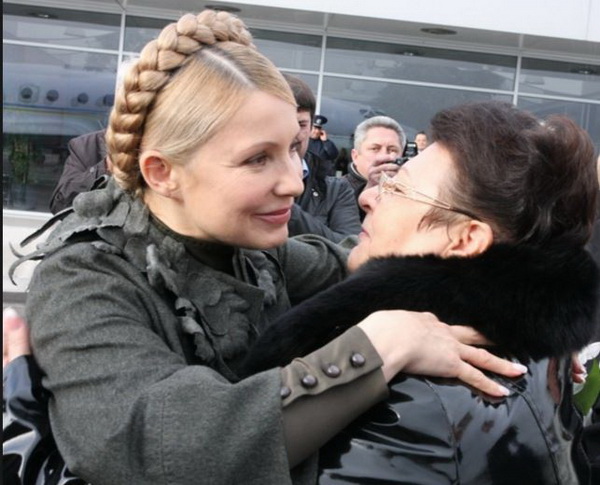 У Дніпрі тролять партію Тимошенко: Тьотю, поверніть мед - фото 1