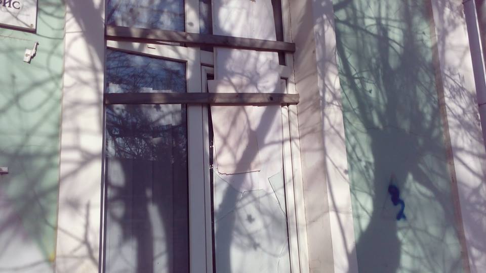 У Сімферополі невідомі побили вікна в офісі Меджлісу - фото 1