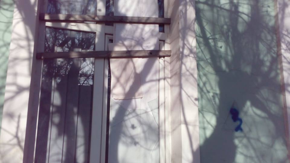 У Сімферополі невідомі побили вікна в офісі Меджлісу - фото 3