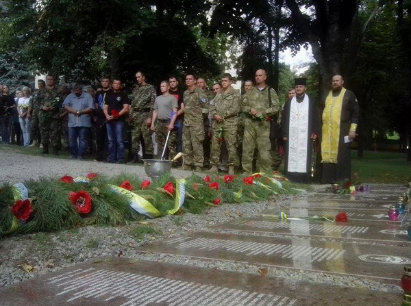 У центрі Дніпропетровська меморіал загиблих поповнився новини плитами - фото 2