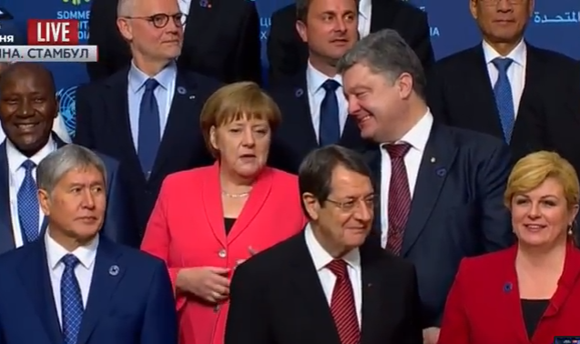 Як Меркель смішила Порошенка у Стамбулі  - фото 1