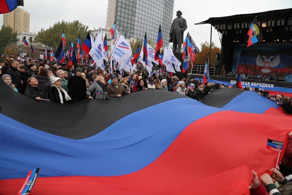 Як у Донецьку "ватники" святкували день "ганчірки" "ДНР": опубліковано фото - фото 3