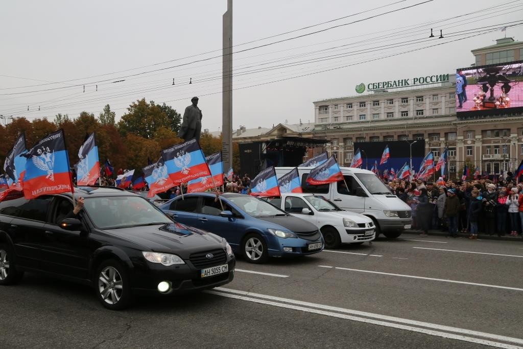 Як у Донецьку "ватники" святкували день "ганчірки" "ДНР": опубліковано фото - фото 5