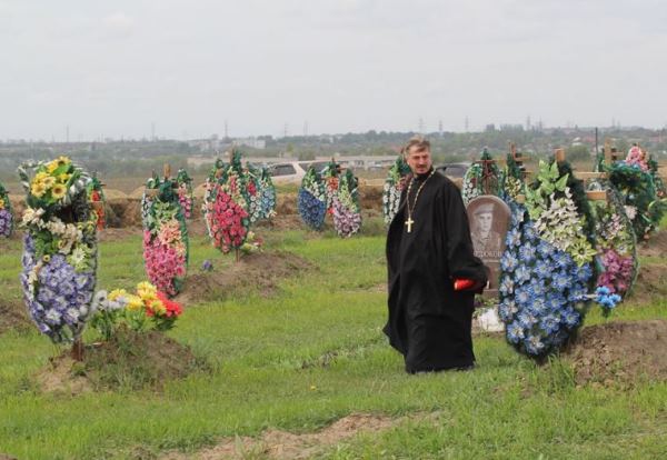 На дніпропетровському кладовищі відбувся мітинг у пам'ять за загиблими в АТО - фото 5