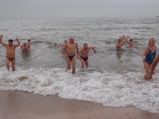 Десятки “моржів” занурилися в Азовське море  - фото 1