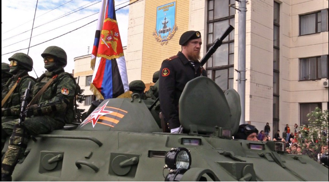 Натовп, танки і "Гради", Моторола в орденах: Окупований Донецьк відзначає 9 травня (ФОТО) - фото 2
