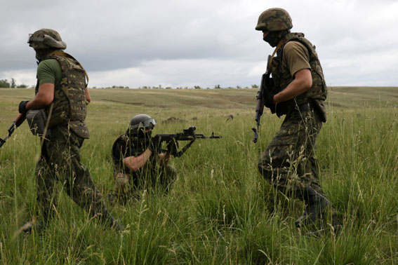 Як на Донеччині міліціонери вивчають бронетехніку та тренуються ловити терористів (ФОТО) - фото 9
