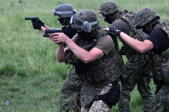 Як на Донеччині міліціонери вивчають бронетехніку та тренуються ловити терористів (ФОТО) - фото 10