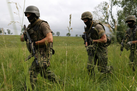 Як на Донеччині міліціонери вивчають бронетехніку та тренуються ловити терористів (ФОТО) - фото 1
