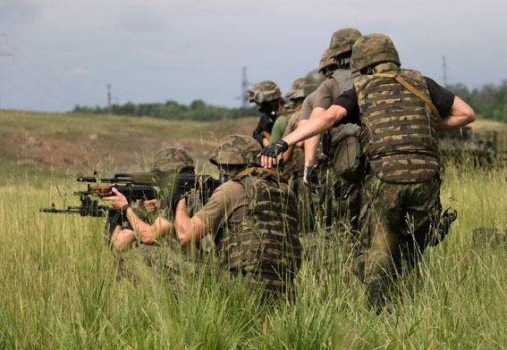 Як на Донеччині міліціонери вивчають бронетехніку та тренуються ловити терористів (ФОТО) - фото 2