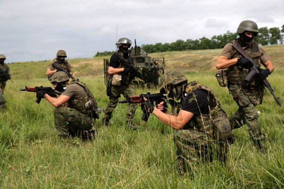 Як на Донеччині міліціонери вивчають бронетехніку та тренуються ловити терористів (ФОТО) - фото 3