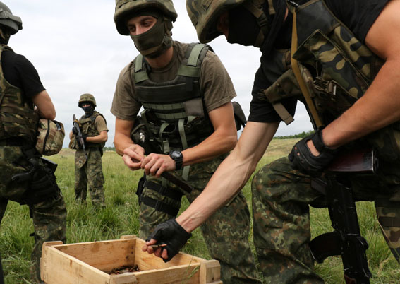 Як на Донеччині міліціонери вивчають бронетехніку та тренуються ловити терористів (ФОТО) - фото 4