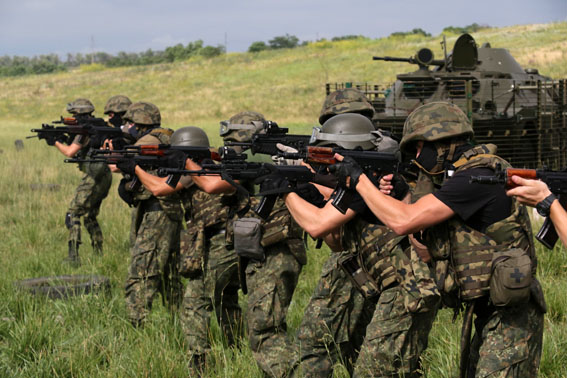 Як на Донеччині міліціонери вивчають бронетехніку та тренуються ловити терористів (ФОТО) - фото 5