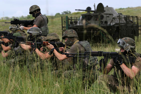Як на Донеччині міліціонери вивчають бронетехніку та тренуються ловити терористів (ФОТО) - фото 6