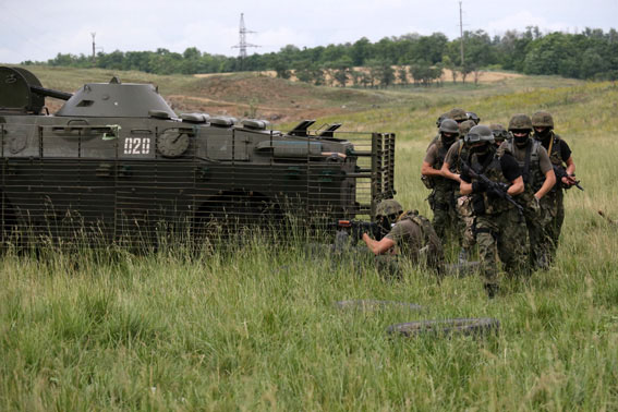 Як на Донеччині міліціонери вивчають бронетехніку та тренуються ловити терористів (ФОТО) - фото 7