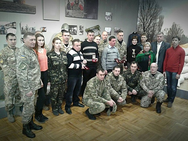 Запорізькі бійці, що пережили Іловайський котел, отримали державні нагороди - фото 1