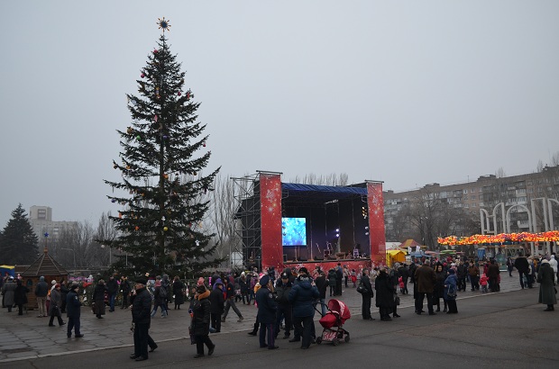 Цьогоріч у Запоріжжі побільшало публічних новорічних ялинок - фото 1
