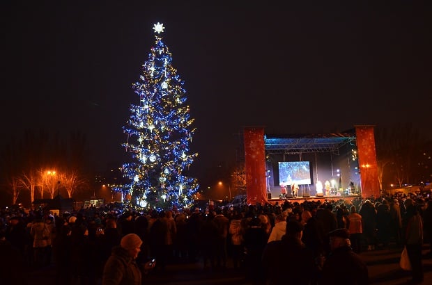 Цьогоріч у Запоріжжі побільшало публічних новорічних ялинок - фото 2