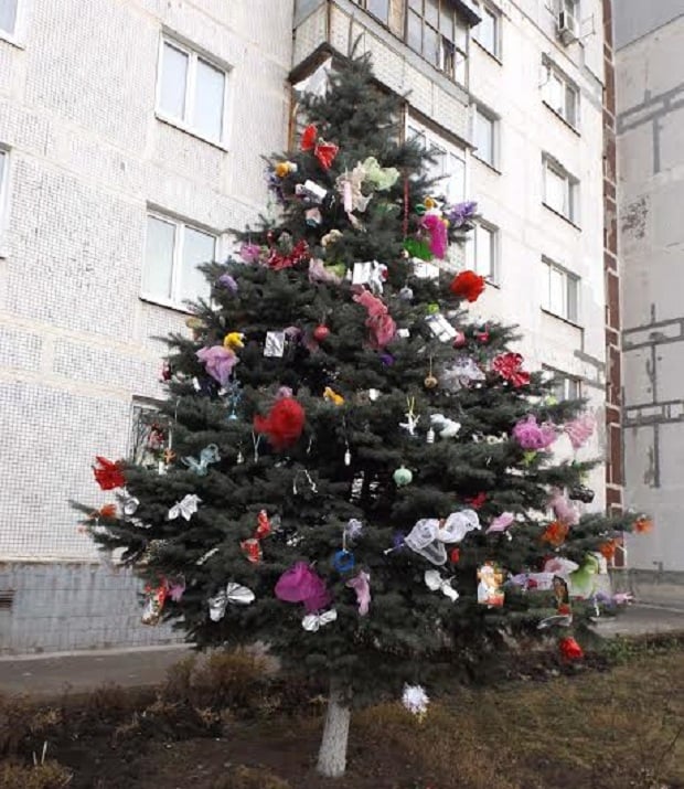Цьогоріч у Запоріжжі побільшало публічних новорічних ялинок - фото 4