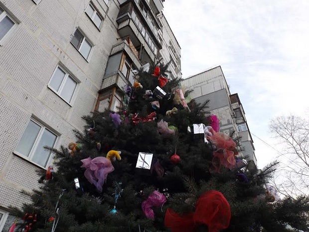 Цьогоріч у Запоріжжі побільшало публічних новорічних ялинок - фото 3