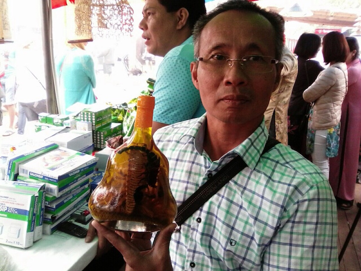 На Сорочинському ярмарку в'єтнамці продають настоянки на зміях для чоловічого здоров'я - фото 4