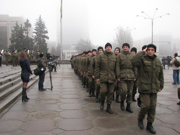 Молоде поповнення військової частини 3033 Нацгвардії України вийшло на патрулювання вулиць обласного центру - фото 5