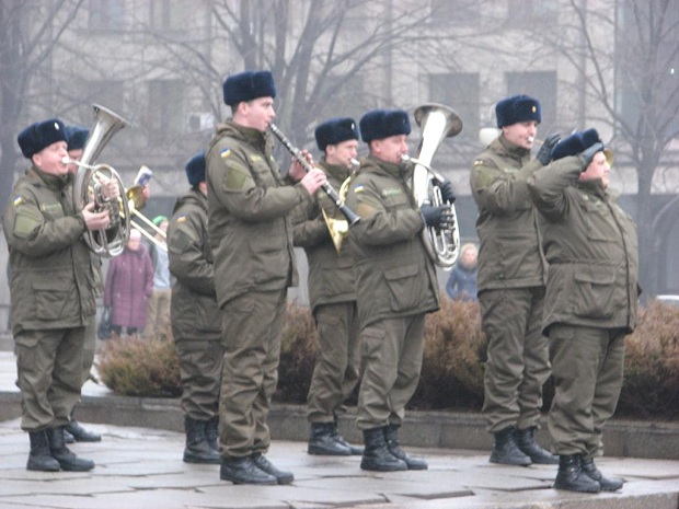Молоде поповнення військової частини 3033 Нацгвардії України вийшло на патрулювання вулиць обласного центру - фото 3