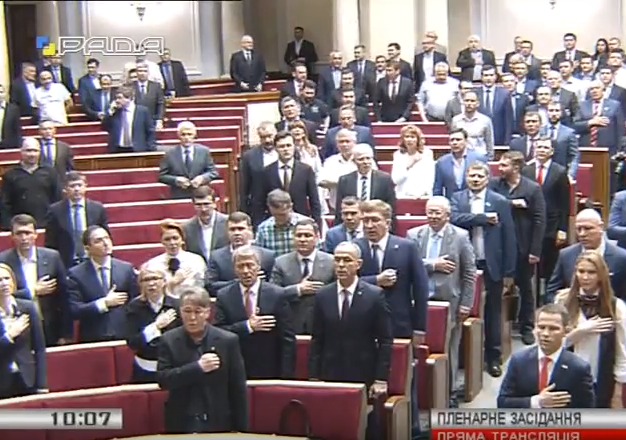 Надія Савченко на біс виконала гімн України у Раді - фото 2