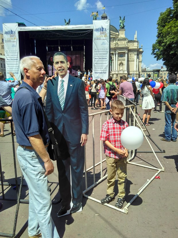 У центрі Львова з'явився Обама (ФОТО, ВІДЕО) - фото 2