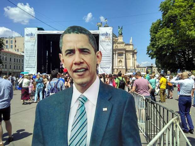 У центрі Львова з'явився Обама (ФОТО, ВІДЕО) - фото 1