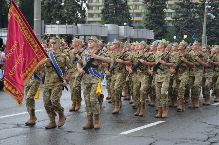 В урочистій військовій ході взяли участь понад 400 військових, нацгвардійців, поліцейських, рятувальників - фото 3