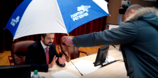 Голова Сумської облради Салатенко помстився за "образу парасолькою" - фото 1