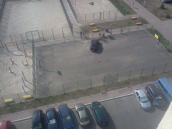 Столичні водії втратили розум: Паркуються на баскетбольних майданчиках  - фото 1