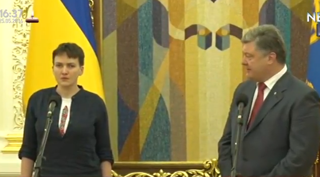 Надія Савченко взулася до брифінгу з Порошенком - фото 2