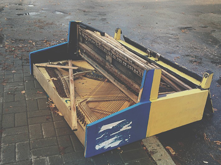  Вандали vs Суми: в місті знов потрощили піаніно - фото 1