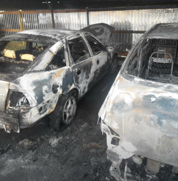 У Дніпрі на ж/м Покровський спалили машини і кинули боєприпаси - фото 1