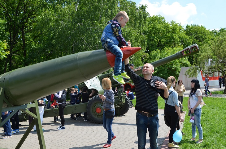 Святкові заходи розпочалися з покладання квітів на Алеї Бойової Слави та продовжилися народними гуляннями у парку Перемоги - фото 19