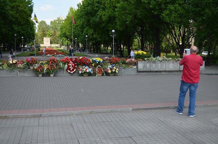 Святкові заходи розпочалися з покладання квітів на Алеї Бойової Слави та продовжилися народними гуляннями у парку Перемоги - фото 21